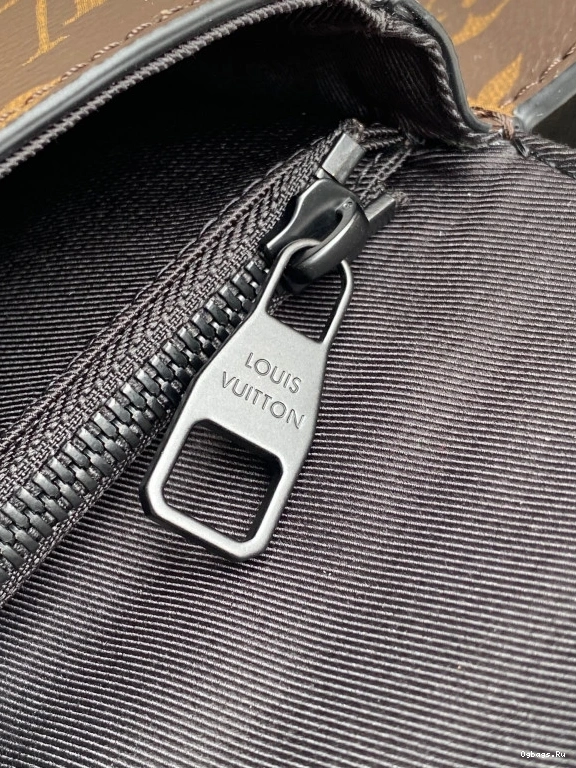 LOCK LOUIS VUITTON S BAG SLING 0129